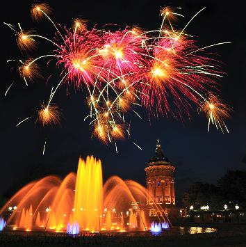 Feuerwerk über dem großen Fontänenbecken