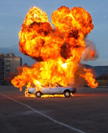SFX: Darstellung einer Autoexplosion mit Pyrotechnik